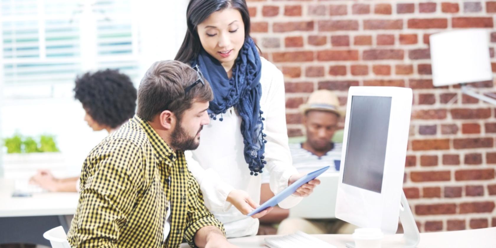 Professioneller Arbeitsbereich mit Finanzunterlagen und strategischen Planungsdokumenten