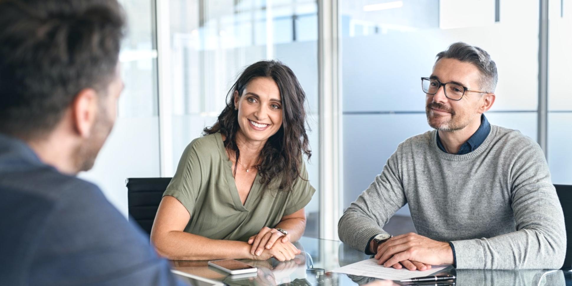 Team bei strategischer Finanzplanung und Geschäftsmodellanalyse