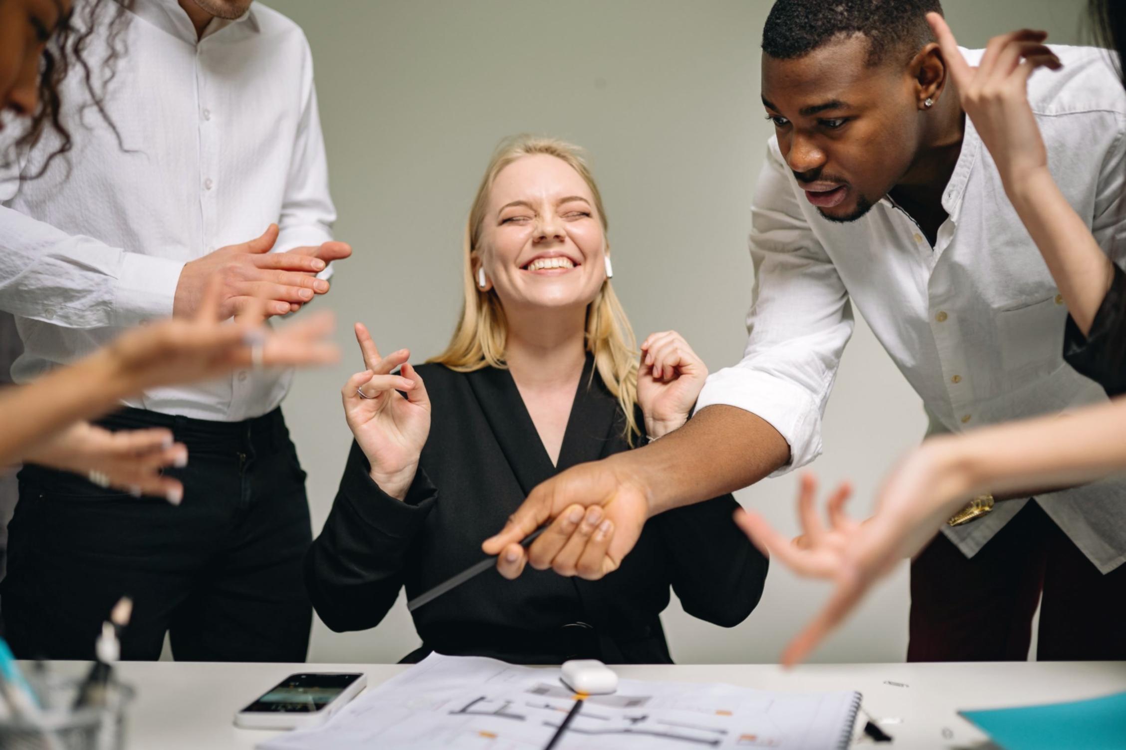 Einblick in unsere Lernumgebung mit modernen Arbeitsplätzen