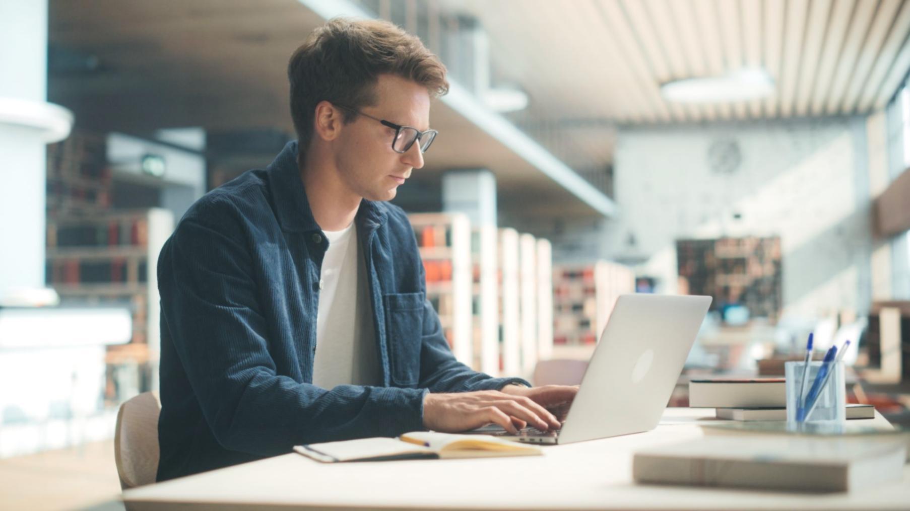 Teilnehmende beim Workshop zur Geschäftsmodellentwicklung analysieren gemeinsam Marktstrukturen